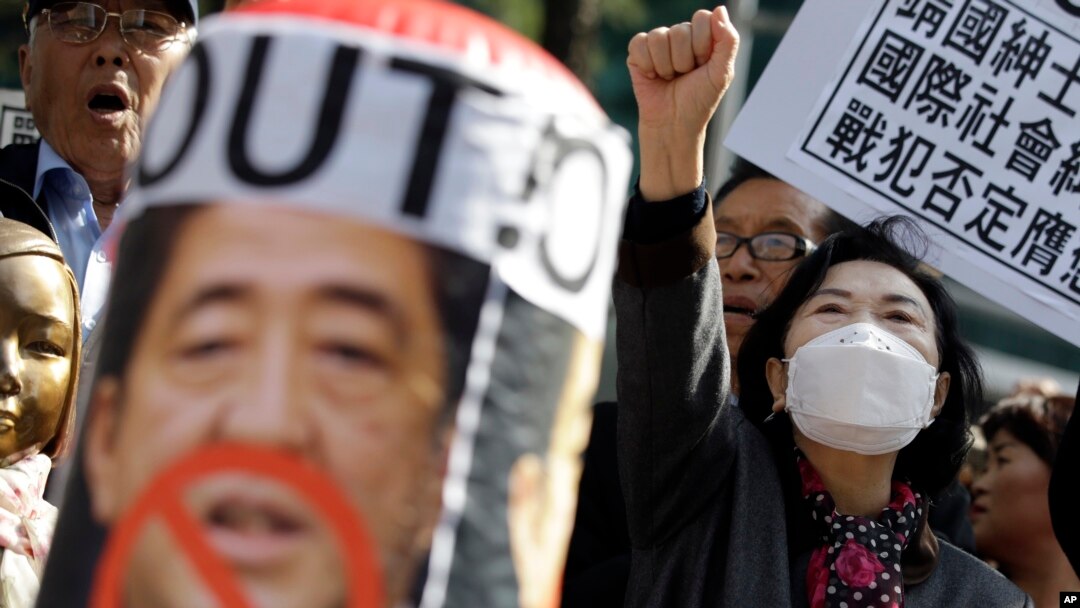 Protesters shout slogans during a rally against Japanese Prime Minister Shinzo Abe's policy about South Korean wartime sex slaves from the Japanese government in front of the Japanese Embassy in Seoul, South Korea, April 1, 2015. 