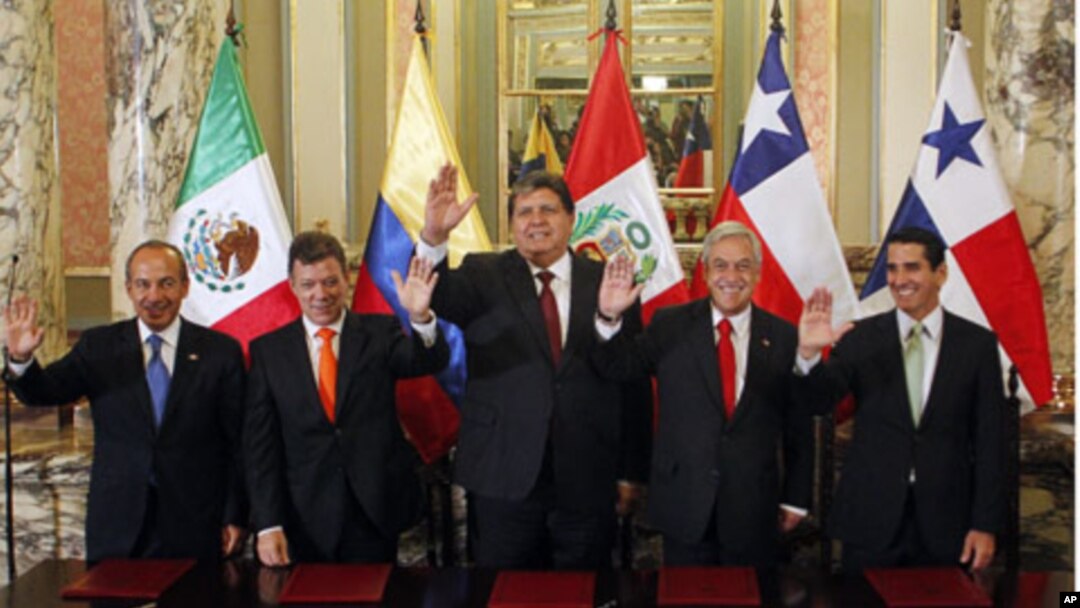 Presidents Felipe Calderon of Mexico, Juan Manuel Santos of Colombia, Alan Garcia of Peru and Sebastian Pinera of Chile (L-2nd R) pose for the media with Panama's Canal Affairs Minister Romulo Roux (R) at the government palace in Lima, April 28, 2011
