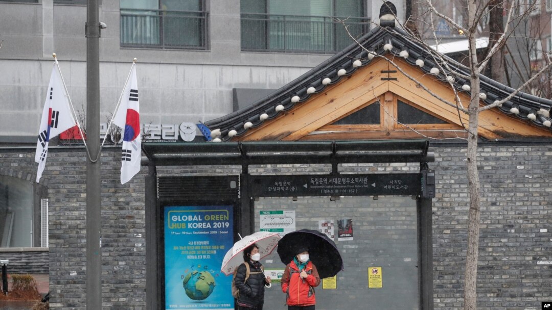 지난 1일 한국 서울 버스 정류장에 마스크를 쓴 승객들이 버스를 기다리고 있다. 