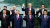 日本首相安倍晋三和美国总统川普、中国国家主席习近平、俄罗斯总统普京、越南国家主席陈大光等领导人在越南岘港举行的亚太经合组织会议期间合影 (2017年11月11日)