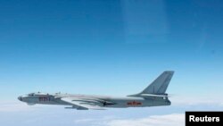 10月27日中国军方一架H-6轰炸机飞越冲绳县本岛与宫古岛之间的海域