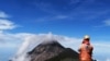 Personal del Instituto Nacional de Sismología, Vulcanología, Meteorología e Hidrología de Guatemala, INSIVUMEH, observa la actividad del volcán de Fuego, en Antigua, Guatemala. Cortesía CONRED Guatemala..