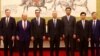美国贸易代表团成员和中国官员在北京合影，左起：美国贸易代表罗伯特·莱特希泽，美国商务部长威尔伯·罗斯，美国财政部长史蒂文·姆努钦，中国副总理刘鹤，中国财政部长刘昆，中国商务部长钟山，中国人民银行行长易纲。（2018年5月3日或4日，美国驻华大使馆网站图片，照片说明由美国之音撰写）