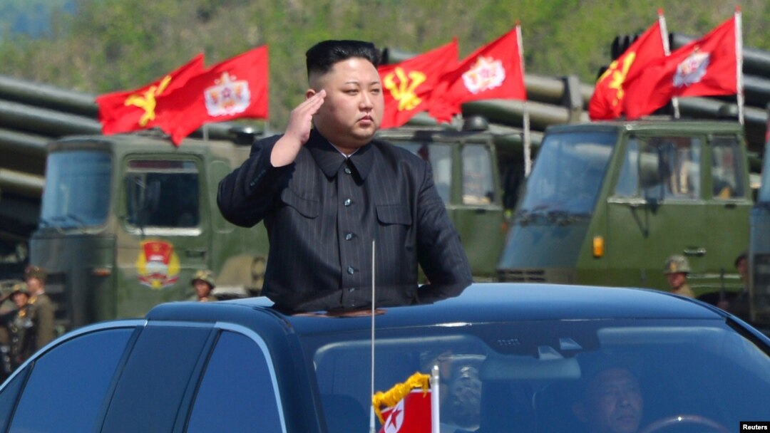 지난해 4월 김정은 북한 국무위원장이 인민군 창건 85주년 경축 군종합동타격시위를 참관했다고 조선중앙통신이보도했다. (자료사진)