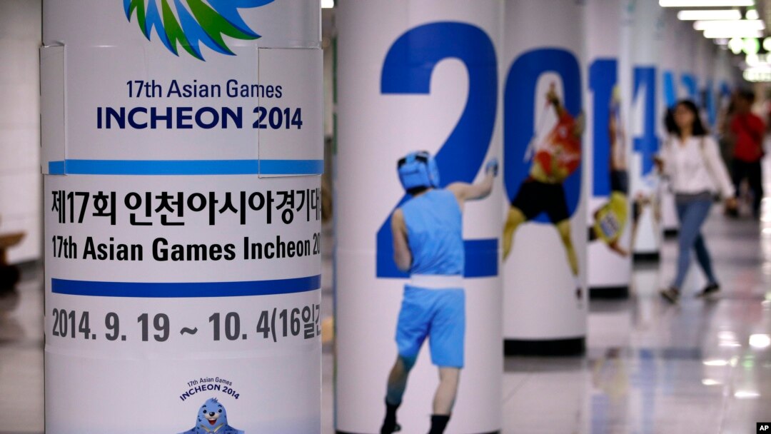 서울의 지하철 역에 붙은 2014 인천아시안게임 홍보 포스터