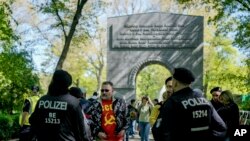 Біля Меморіалу радянської війни у Німеччині. Фото: AP/Markus Schreiber