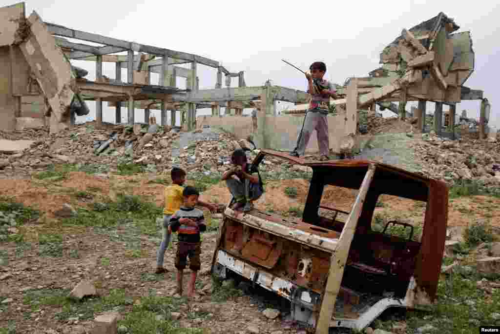 Displaced Iraqi children play outside Hammam al-Alil camp south of Mosul.