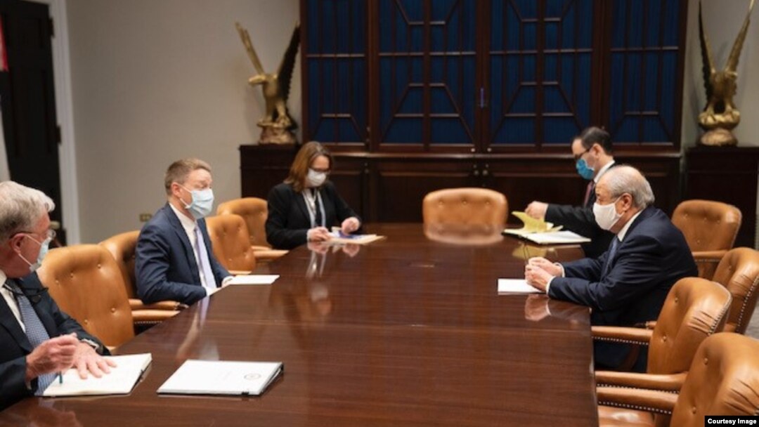 O'zbekiston Tashqi ishlar vaziri Abdulaziz Komilov Oq uyda Milliy xavfsizlik kengashi rasmiylari bilan muloqotda, Vashington, 19-noyabr, 2020