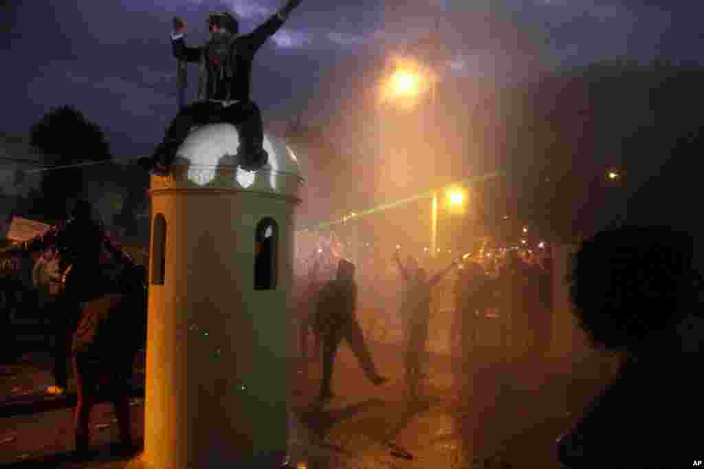 Anti-government protesters gather outside Egypt's presidential palace in Cairo, Feb. 1, 2013.