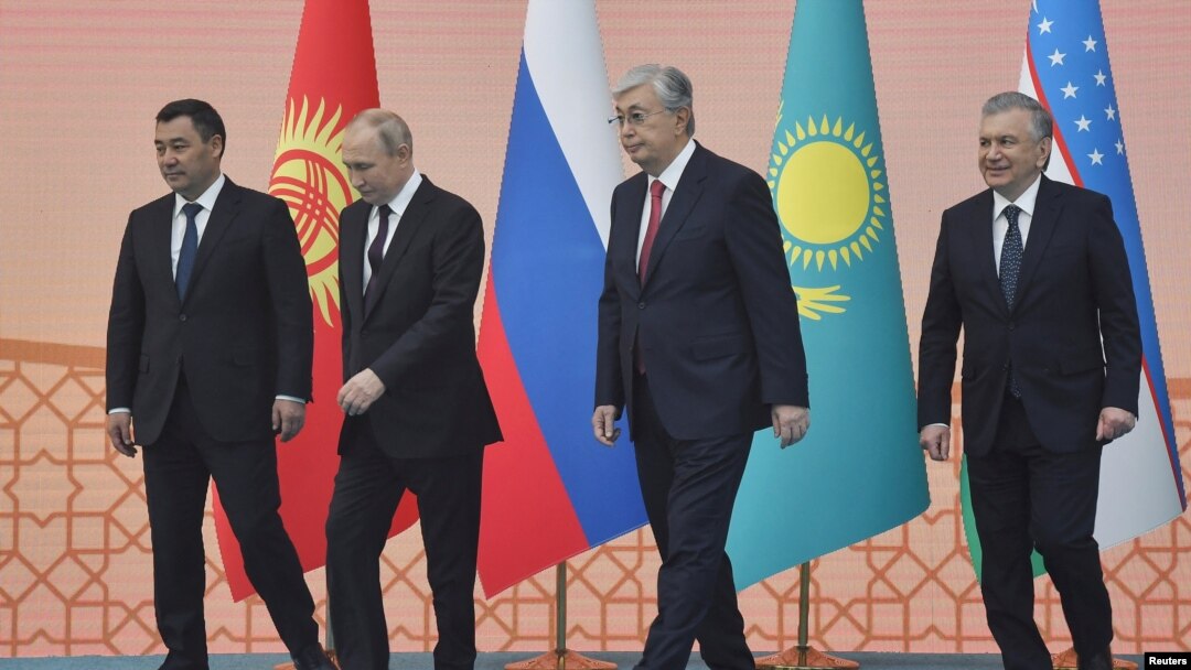 Rossiya Prezidenti Vladimir Putin (chapdan ikkinchi) Markaziy Osiyo rahbarlari bilan, Ostona, Qozog'iston, 2022-yil, 14-oktabr