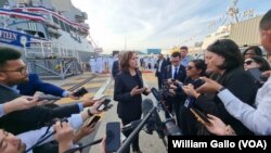 美国副总统哈里斯周三（9月28日）在日本东京附近的横须贺美国海军基地停靠的美国霍华德号驱逐舰上与媒体交谈。
