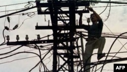 Tăng giá điện và kiềm chế lạm phát có mâu thuẫn?