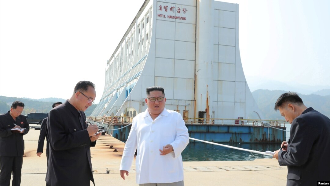 김정은 북한 국무위원장이 금강산관광지구를 시찰하고 금강산에 설치된 남측 시설 철거를 지시했다고 북한 관영 '조선중앙통신'이 23일 보도했다.