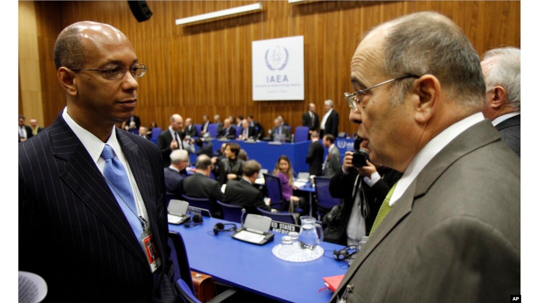 U.S. official Robert Wood, left, talks with Israel's Ehud Azoulay before the start of the International Atomic Energy Agency board of governors meeting in Vienna, Austria, Nov. 30, 2012.
