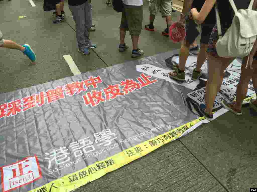  数万港人参加七一大游行誓言守护香港（美国之音海彦拍摄）
