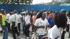 Trabalhadores do SGO em frente à empresa