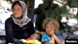 Jineke Êzîdî û zarokên wê li kampeke Duhokê ne