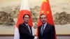 2016年4月30日中国外长王毅在北京钓鱼台会见了日本外相岸田文雄（左）。