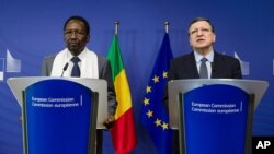 European Commission President Jose Manuel Barroso, right, and Mali's President Dioncounda Traore address the media after a meeting at the European Commission headquarters in Brussels, Belgium, May 14, 2013.