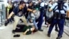 2019年8月13日香港警察在国际机场驱逐在那里的反送中示威人群。