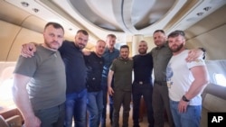 Presidenti ukrainas Volodymyr Zelenskyy dhe ish ish-komandantët e garnizonit në Mariupol në avion para udhëtimit të tyre nga Turqia në Ukrainë. Fotografia është shpërndarë nga presidenca ukrainase. 8 korrik, 2023. 