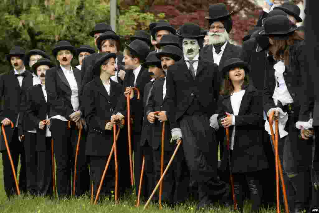 Some 662 people dressed as &#39;The Tramp&#39; pose for a group picture to mark the first anniversary of Chaplin&rsquo;s World By Grevin, and Charlie Chaplin&rsquo;s birthday in Corsier-sur-Vevey, Switzerland.