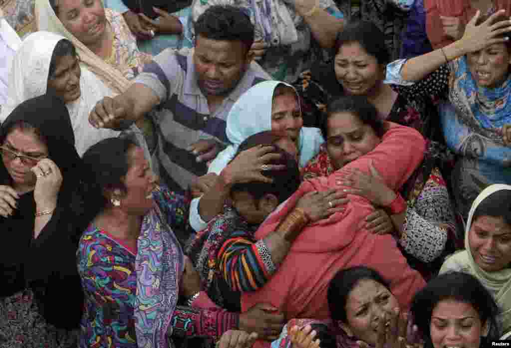 Family members mourn the death of a relative, who was killed in a blast outside a public park on Sunday, during funeral in Lahore, Pakistan, March 28, 2016.