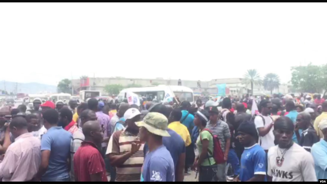 Protesters gather outside parliament in Port-au-Prince to press for progress on impeachment of the president. (M. Vilme/VOA))