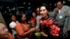 ဒေါ်အောင်ဆန်းစုကြည် ဥရောပခရီး စတင်ဖို့ ရန်ကုန်လေဆိပ်ကို ရောက်ရှိလာစဉ်။