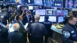 Фондові ринки США на 15 хвилин зупинили торги, аби вгамувати паніку і зупинити обвал цін на акції. Відео