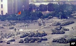 1989年6月5日军事镇压一天之后聚集在北京天安门广场的军人和坦克
