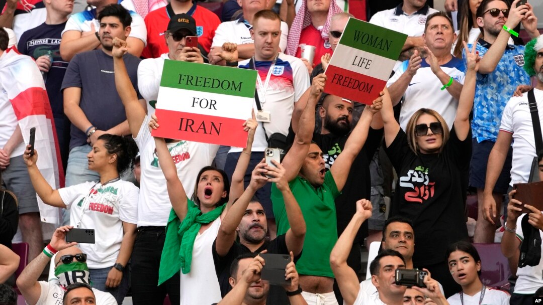 Eron o'yini davomida stadionda ko'tarilgan plakatlar, Doha, Qatar, 2022-yil, 21-noyabr