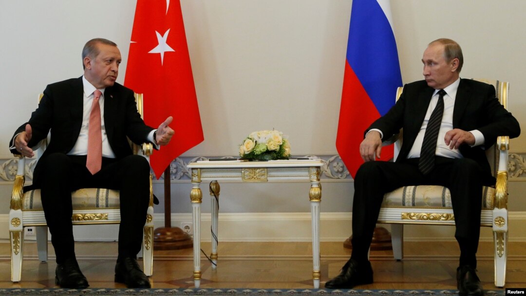 Turkish President Recep Tayyip Erdogan speaks to Russian President Vladimir Putin (R) during their meeting in St. Petersburg, Russia, August 9, 2016. 