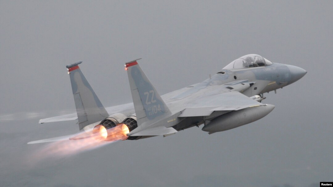 F-15 전투기가 일본 오키나와 상공을 날고 있다. (자료사진)