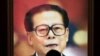 一位妇女走过江泽民画像.当局否认江已经去世