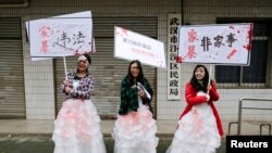 大学生装扮成挨打的妇女在武汉江汉区民政局前面抗议家庭暴力（2012年11月25日）