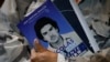 Un asistente al estreno de una película biográfica del presidente Nicolás Maduro sostiene un folleto informativo de la obra, donde se ve al mandatario cuando era joven, en Caracas, este 14 de julio de 2024.