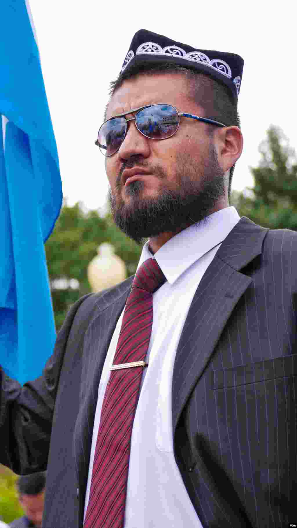 Uyg&#39;urlar Sharqiy Turkiston bayroqlarini ko&#39;tarib, Xitoy elchixonasi qarshisida bu davlatning uyg&#39;urlarga qarshi siyosatini qoralab, namoyish qilmoqda, Vashington, 3-avgust, 2014-yil. Odil Ruzaliev surati