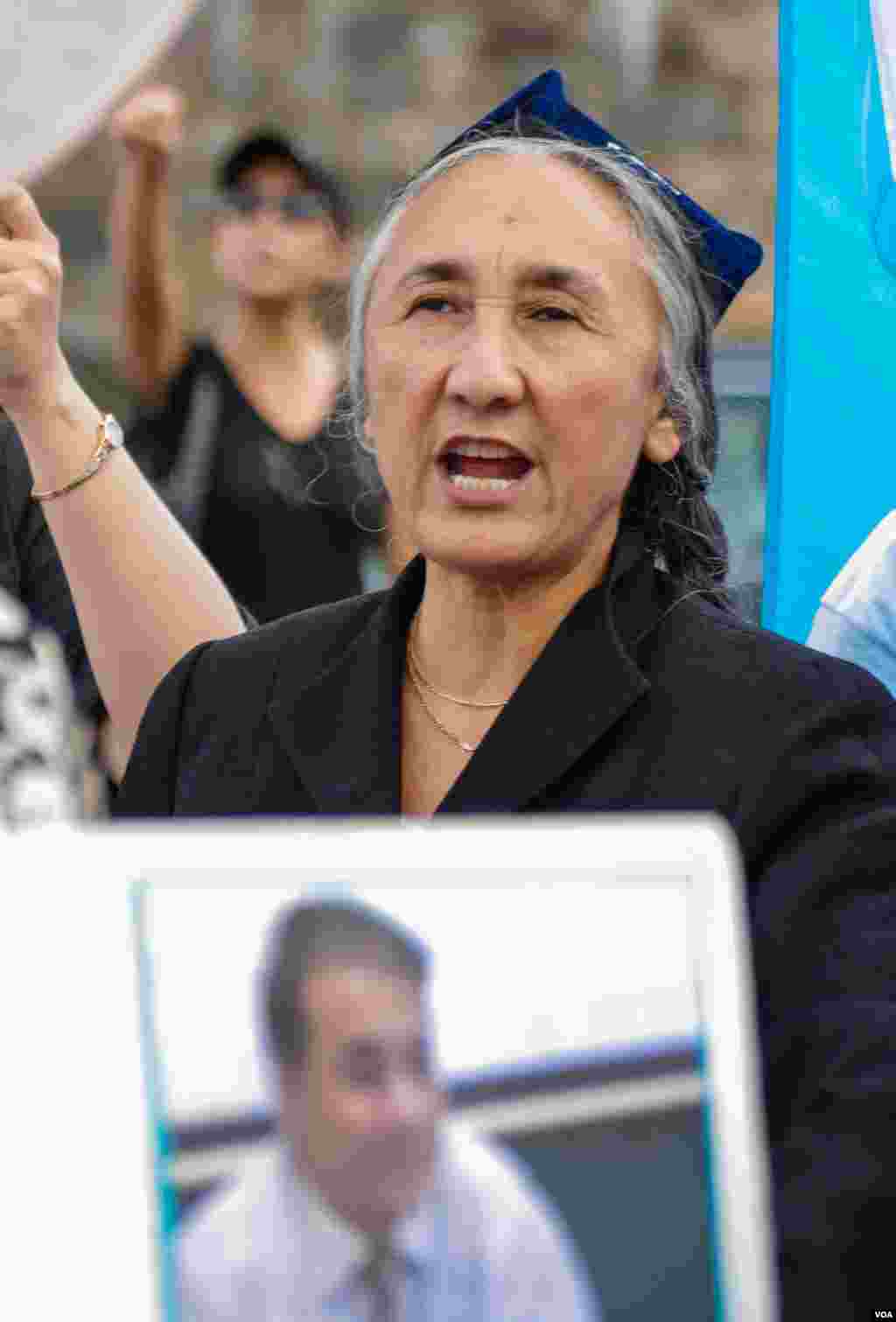 Jahon uyg'urlari kongressi rahbari Robiya Qodir Xitoy elchixonasi qarshisida o'z jamoasi bilan Pekinning uyg'urlarga qarshi siyosatini qoralab, namoyish qilmoqda, Vashington, 3-avgust, 2014-yil. Odil Ruzaliev surati