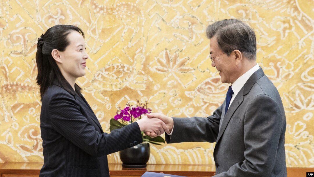 문재인 대통령이 10일 오전 청와대에서 김정은 북한 국무위원장의 여동생 김여정 노동당 중앙위 제1부부장(왼쪽)으로부터 김 위원장의 친서를 받고 있다.