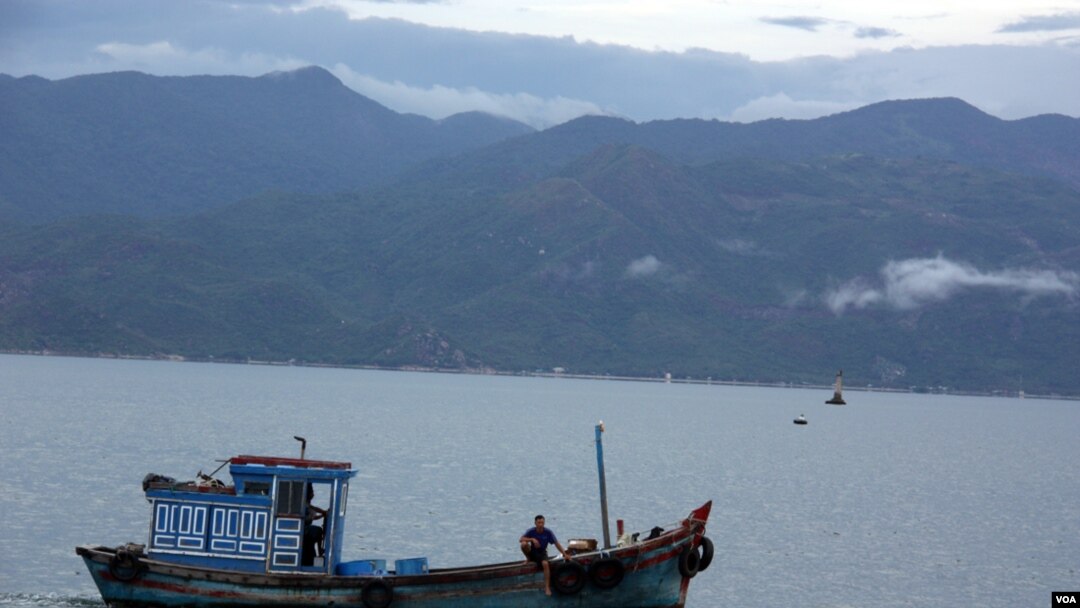 A Vietnamese fishing boat in Cam Ranh Bay, Vietnam. (D. Schearf/VOA)