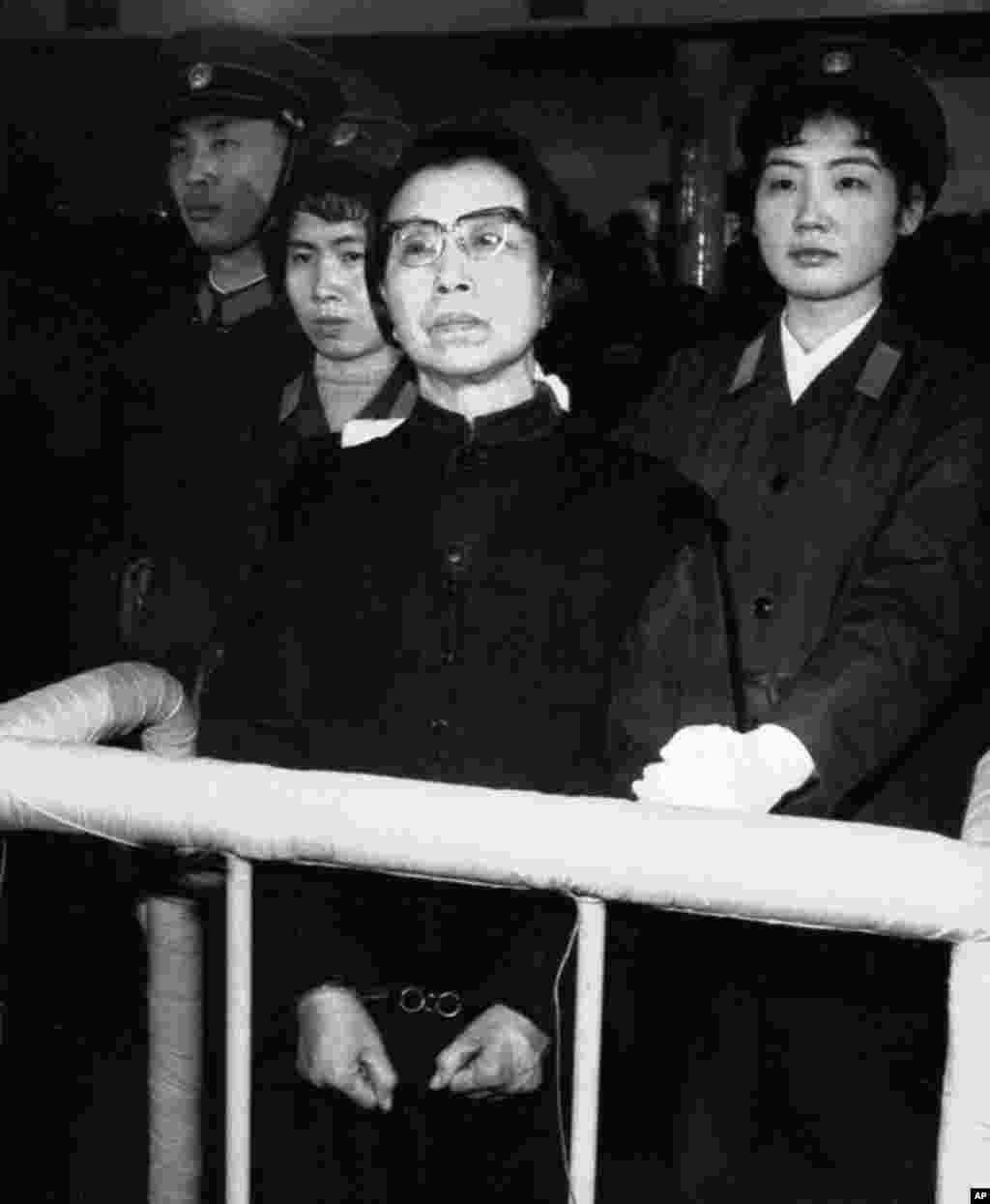 毛泽东的遗孀，&quot;四人帮&quot;之一的江青在北京法院受审。她被判处死缓。她在法庭上呼喊&ldquo;革命万岁&rdquo;（1981年1月）。江青、陈伯达等人因组织参与诬告陷害、迫害刘少奇致死等，被分别判处死缓和有期徒刑。但江青否认她下令迫害刘少奇。她说：&ldquo;我过去的一切都是根据中央的指示做的 &rdquo;， &ldquo;我就是毛主席的一条狗 &rdquo;，你们&ldquo;清君之侧，目的在&lsquo;君&rsquo;&rdquo;。江青曾宣布王光美是美国特务，把她送入秦城监狱。后来，江青也进去了，而王光美出来了。