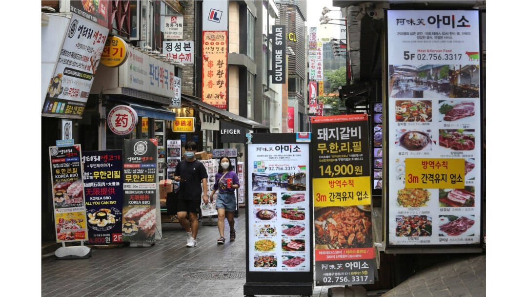 지난해 4월 식당이 몰려 있는 한국 서울 거리가 신종 코로나바이러스로 한산한 모습이다.