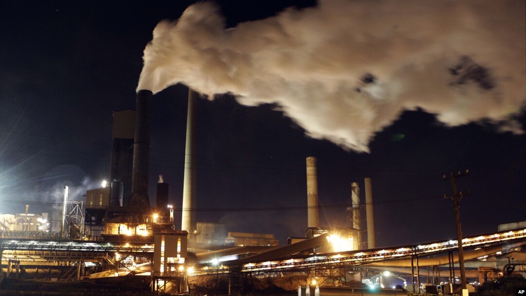 Smoke bellows from a chimney stack at BlueScope Steel's steelworks at Port Kembla, south of Sydney, Australia, July 8, 2011 (file photo).