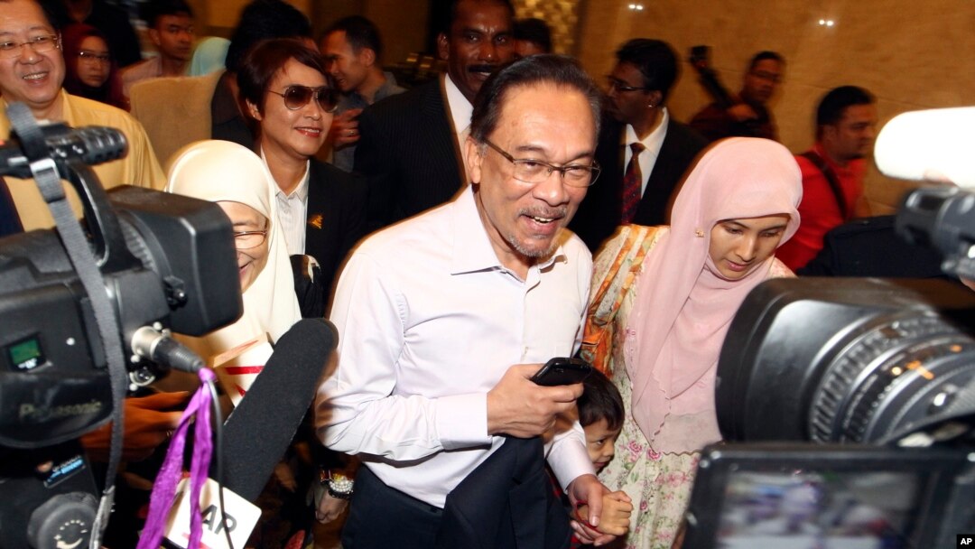 Malaysian opposition leader Anwar Ibrahim, center, arrives at court house in Putrajaya, Malaysia, Feb. 10, 2015.