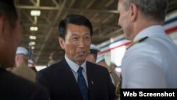 资料照片：时美国海军作战部长格林纳特2018年5月27日与时任台湾海军司令李喜明交谈。（格林纳特脸书官网图片）
