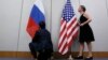Сотрудник устанавливает российский флаг рядом с флагом США (архивное фото)