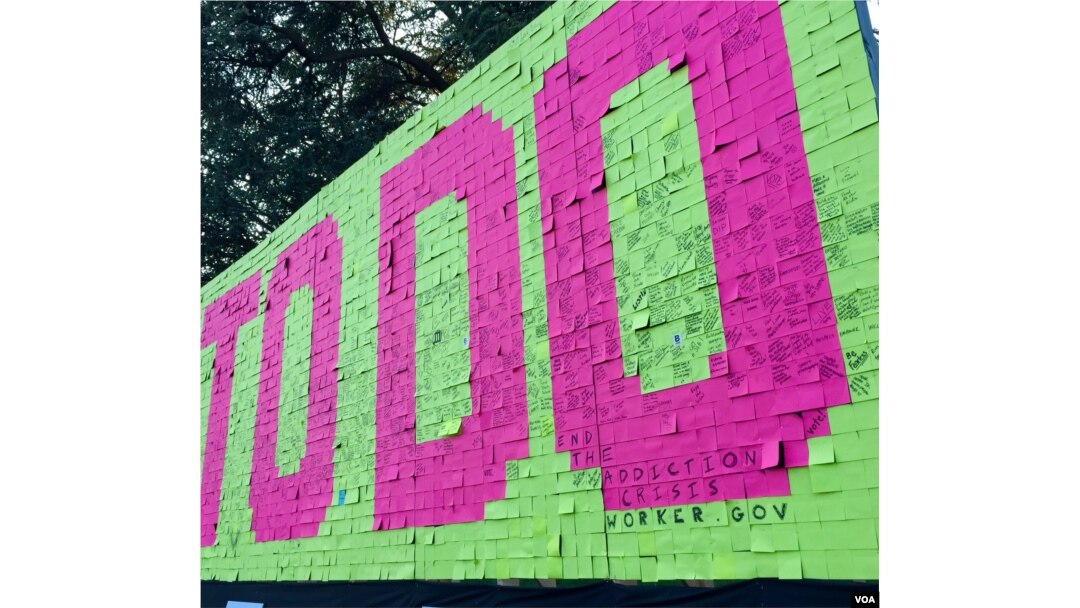 In this exhibit at the White House SXSL festival, people used sticky notes to share how they planned to make a positive contribution to their communities. (M. Salinas/VOA)
