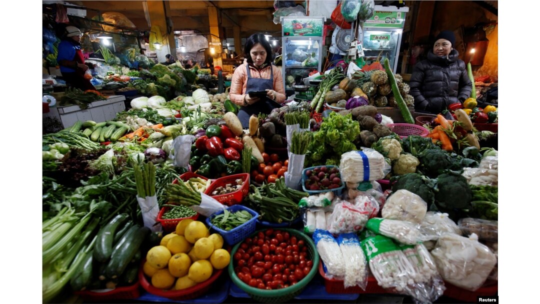 Women sell vegetables at a market in Hanoi, Vietnam January 31, 2018. (REUTERS/Kham)
