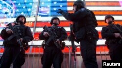 纽约的武装警察守护在时报广场（2015年11月14日）